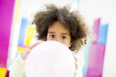 非洲裔美国小女孩与气球
