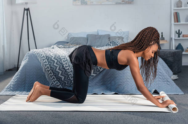 <strong>推出</strong>了瑜伽垫的女人
