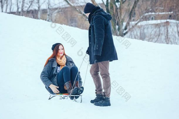 年轻夫妇爱情享受<strong>寒假</strong>，在白雪皑皑的冬日乐趣.