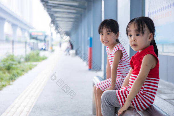 亚洲中国小女孩在等一辆公交车