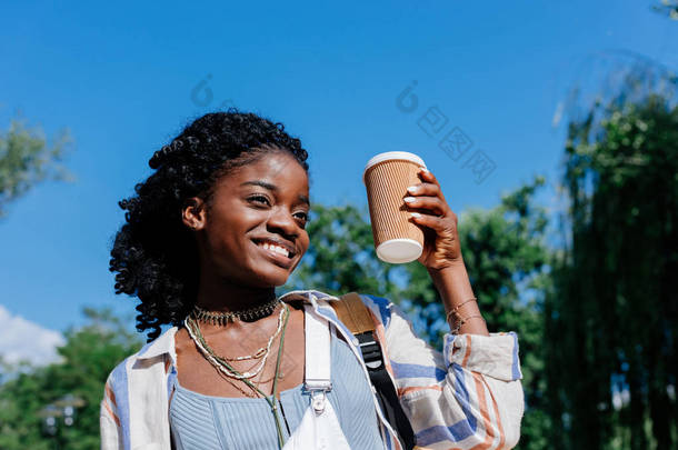 非洲裔美国老妇与咖啡去