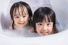 亚洲中国小姑娘玩水和泡沫