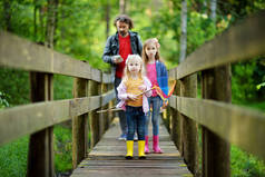 姐妹们和他们的父亲在森林里徒步旅行 
