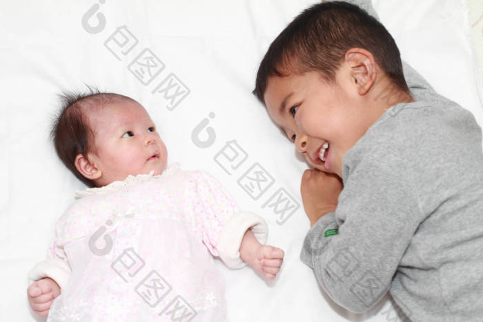 日本的弟弟和妹妹岁的小男孩和岁的女孩图片-包图网企业站