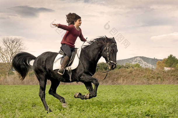 骑马的女孩和黑色种马