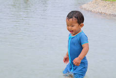 玩水 （1 岁的日本男孩)