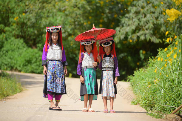 三个拉祜族部落女士.