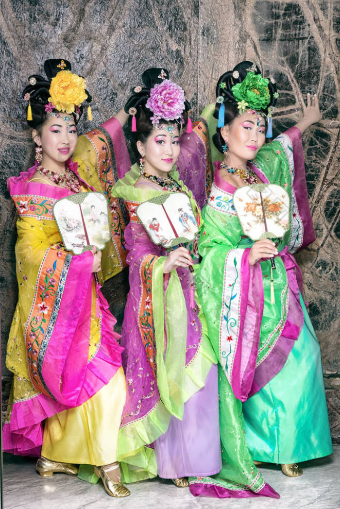 三名女子在老传统旗袍球迷图片-包图网企业站