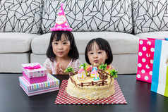 亚洲中国小妹妹与庆祝生日