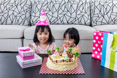 亚洲中国小妹妹与庆祝生日