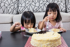 亚洲中国小妹妹吃生日奶酪蛋糕