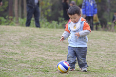 踢足球的孩子