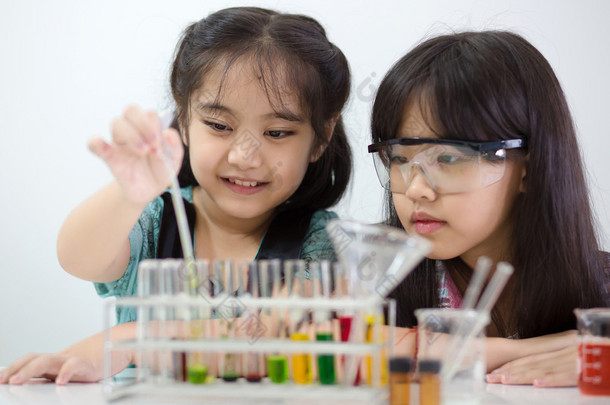 小小的亚洲学生女孩<strong>制作</strong>科学实验，在实验课教学