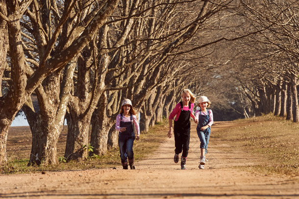 女孩<strong>蹦蹦跳跳</strong>地路