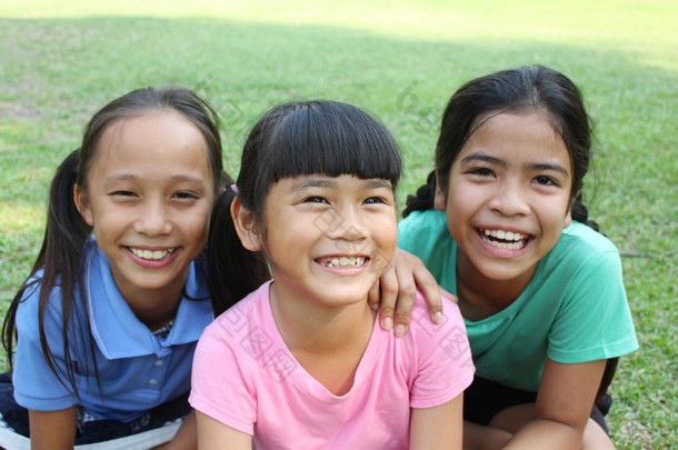 三亚洲儿童在镜头前微笑 