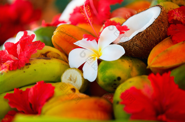 椰子、水果和热带花卉