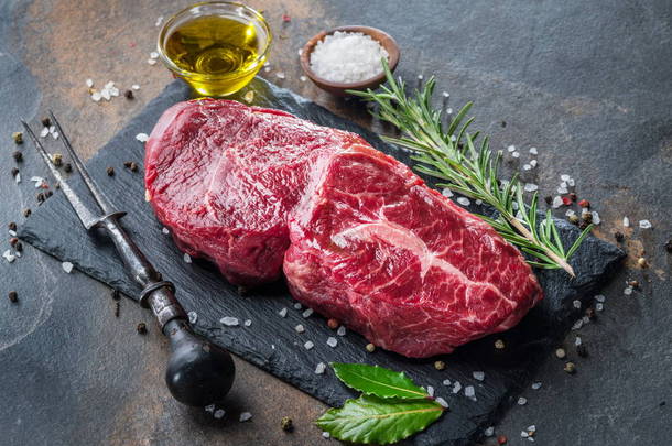 生 ribeye <strong>牛排</strong>或<strong>牛排</strong>在石墨切菜板与草药和香料。顶视图.