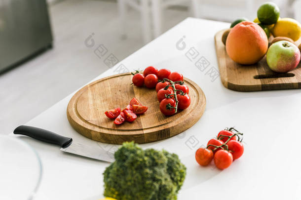 木切板上美味的红樱桃番茄 