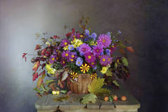 在一个褐色背景的篮子里放着一束美丽的、不同的花