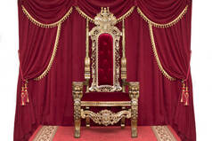 红色皇家椅子，背景是红色窗帘。国王的位置。王座