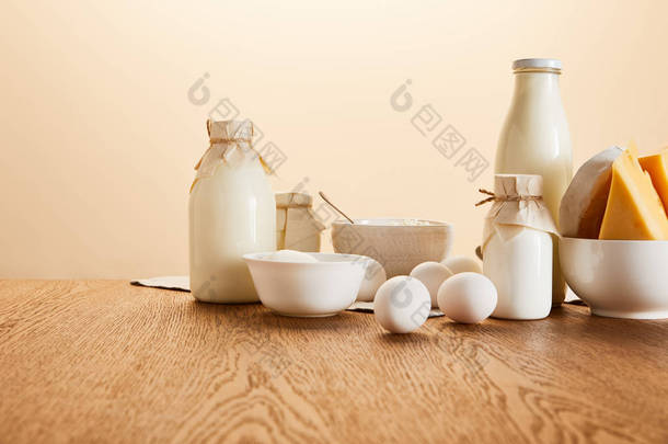 米色隔断的乡村木桌上的<strong>美味</strong>有机奶制品和鸡蛋