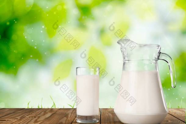 杯牛奶和水罐