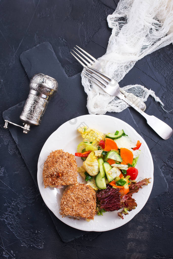 肉切带警戒线, 切碎与新鲜沙拉在盘子里轻食