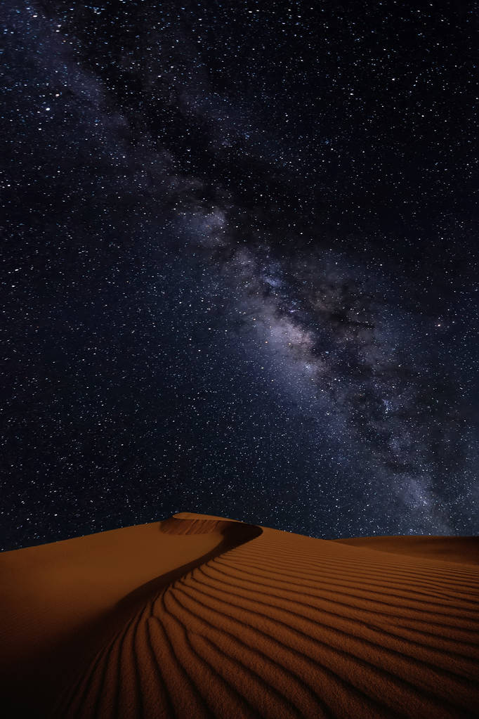 沙丘在星空下由风波纹。沙漠上方的银河