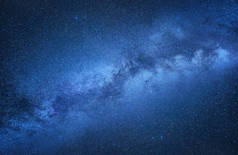 银河。以星星为背景的夜空。夜间自然作曲。夜半时分，银河在夜空中飞舞.