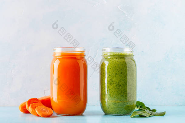 橙色/绿色的冰沙/果汁在罐子里
