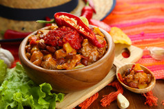 辣椒玉米 carne-传统的墨西哥食物，在木碗里上餐巾，木制背景上