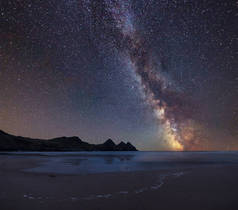 美丽的充满活力的银河复合图像在黄色沙滩三悬崖湾景观