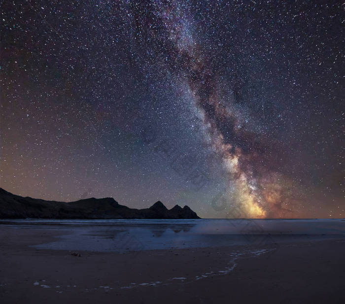 美丽的充满活力的银河复合图像在黄色沙滩三悬崖湾景观