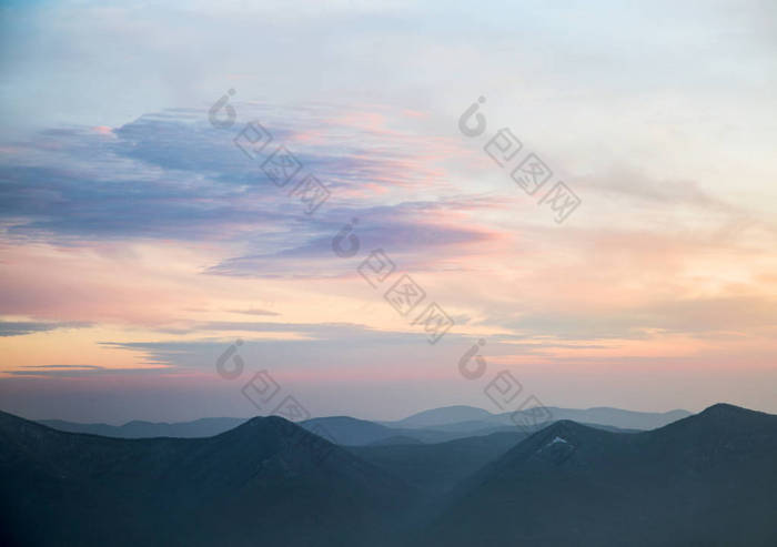 美丽的日落天空在山