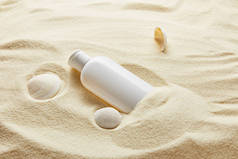 防晒霜滋润化妆水在白色瓶与贝壳
