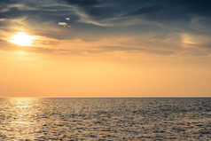 美丽的落日笼罩着大海