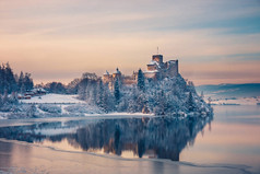 Niedzica 城堡的美丽的看法在一个冷若冰霜的晚上, 波兰