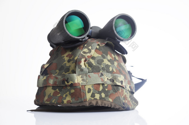 <strong>军事装备</strong>与头盔和双筒望远镜