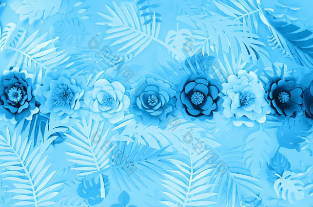 平面铺与剪纸叶和花在蓝色简约的背景