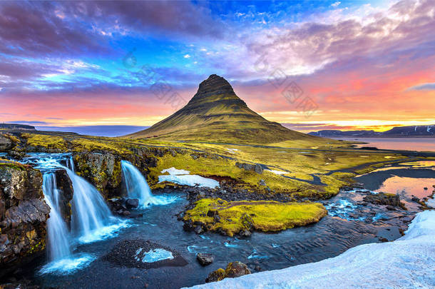 在冰岛日出<strong>时</strong>分，柯库朱尔<strong>坠落</strong>了。美丽的风景.