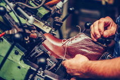 有经验的鞋匠用一种特殊的机器放鞋 