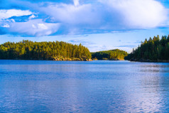 上水，芬兰白云倒影湖夏天视图