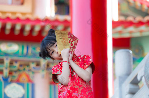 可爱的中国女孩显示金色和红色的信封, 续