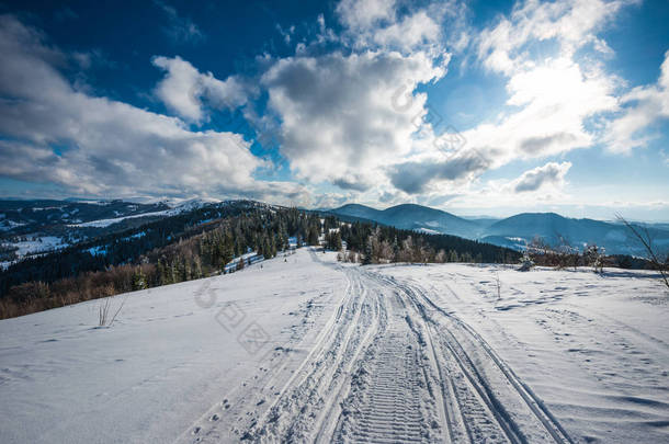 寒冷冬日的雪地上，ATV和滑雪道