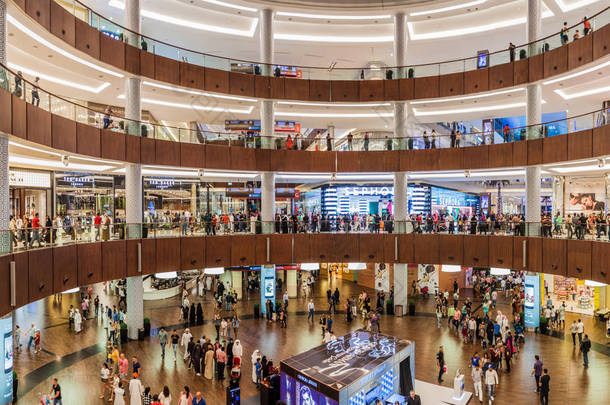迪拜, uae-2017年3月10日: 世界上最大的购物中心之一的迪拜购物中心的内部.