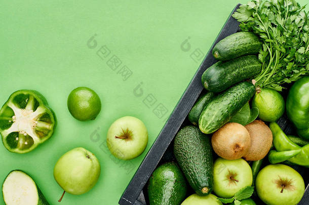 苹果，鳄梨，黄瓜，辣椒，奇异果，<strong>木箱</strong>中的绿色植物的顶视图