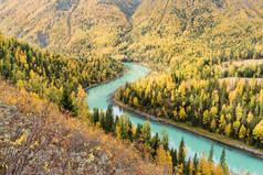 美丽的月亮湾的秋天的风景, 新江卡纳斯, 中国