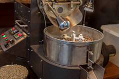 在咖啡馆业务中为顾客准备咖啡豆的工业咖啡机