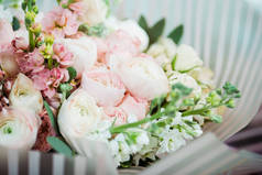 新鲜的粉红色玫瑰的选择焦点花束与包装纸