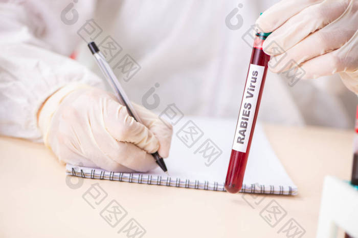 护士微生物学家拿着用于验血的验血试管对进-包图企业站